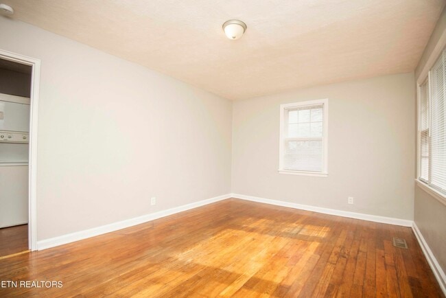 Photo - 1039 Oglewood Ave