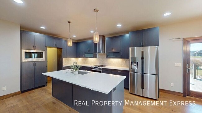 Building Photo - Beautiful 7 Bedroom 4 Bath Residence with ...