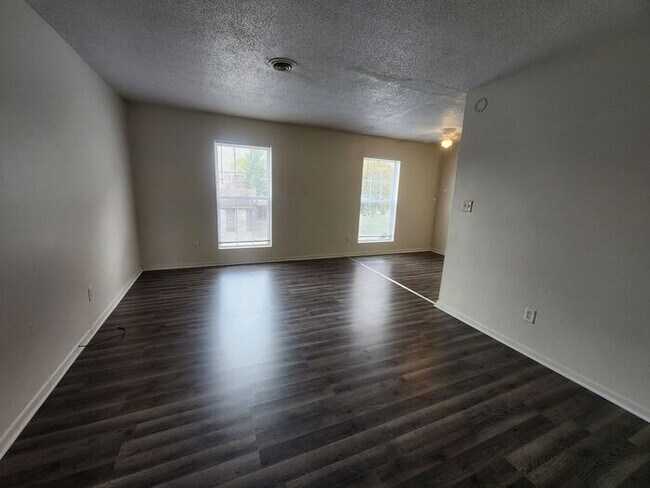 Photo - 2 Bedroom Upper Apartment - Water & Sewage...