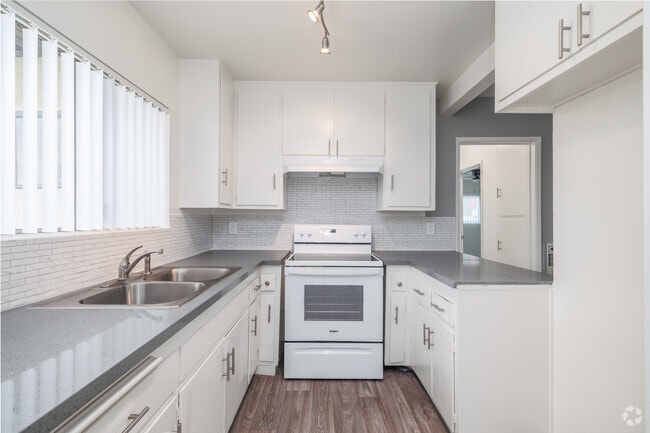2BR, 1BA - 808SF
