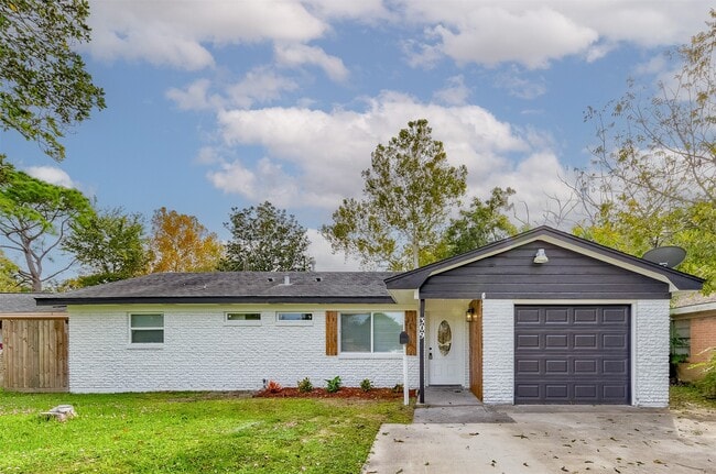 Building Photo - 309 Robbie St