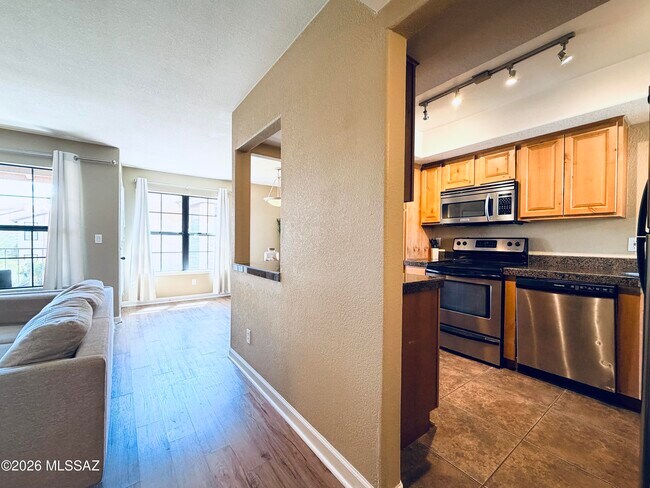 6651 N Campbell Ave Unit 240