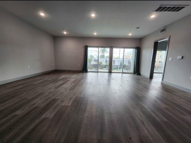Building Photo - 7040 Woodman Ave Rental