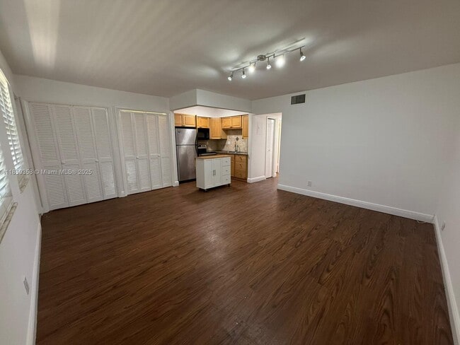 Building Photo - 4050 NE 12th Terrace Unit 6-1 Rental