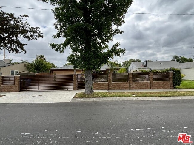 Building Photo - 6550 Van Noord Ave