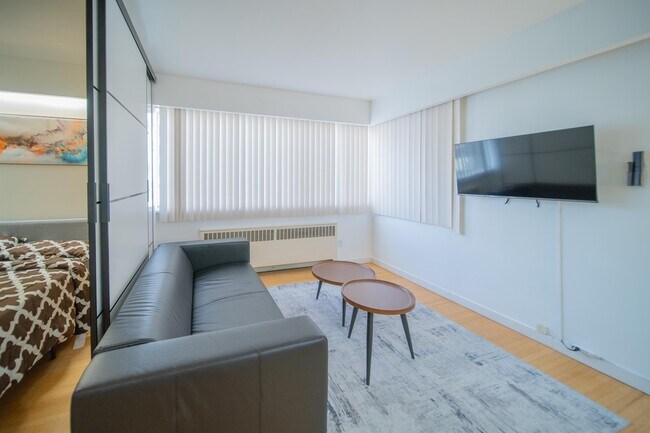 Building Photo - 1925 Nelson St Unit 207