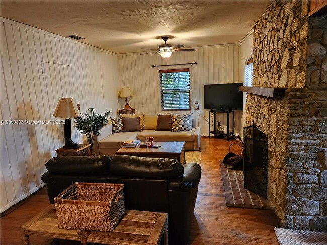 Photo - 217 Iroquois St