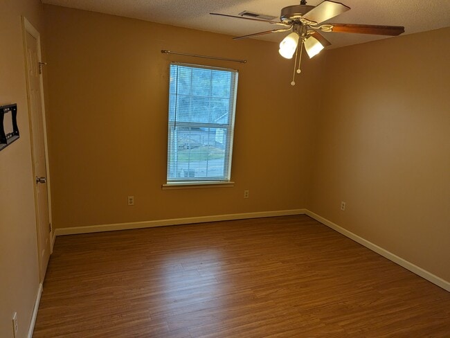 Building Photo - 168 Riverview Dr Unit 1