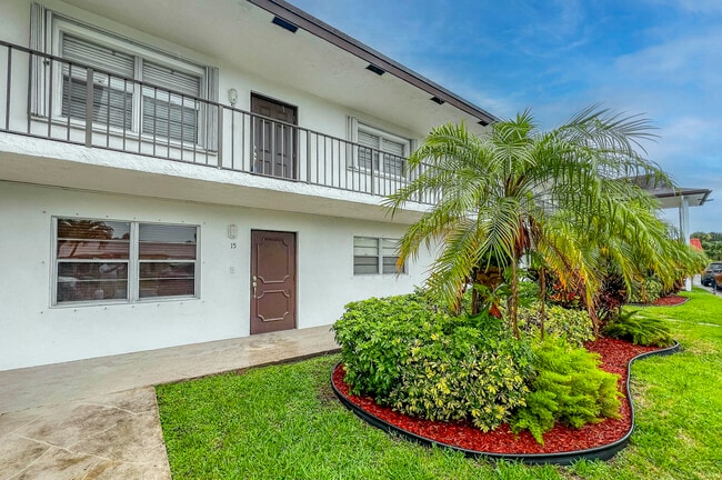 Building Photo - 3111 Gardens E Dr Unit 31 Rental