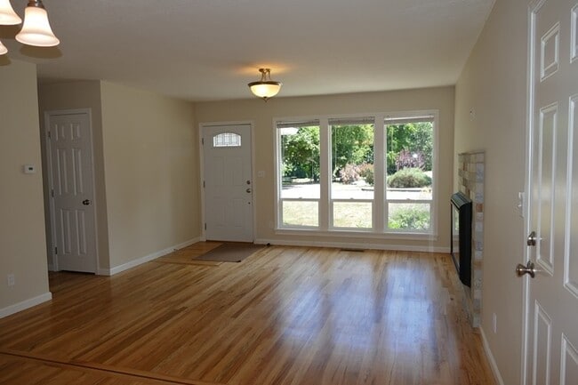 Photo - SE Garrett Dr - Milwaukie 3 bedroom with hardwood floors