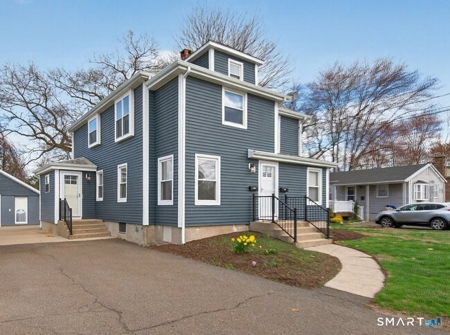 Building Photo - 121 Milldale Ave