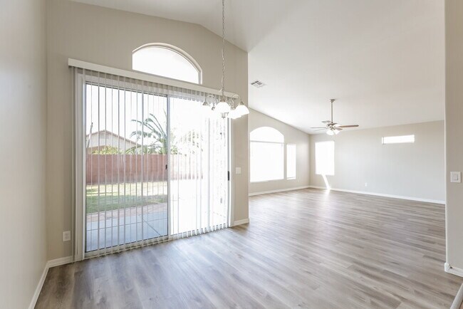 Photo - 1105 E Blackhawk Dr