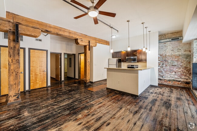 2BR, 2BA - 885SF - Living Room