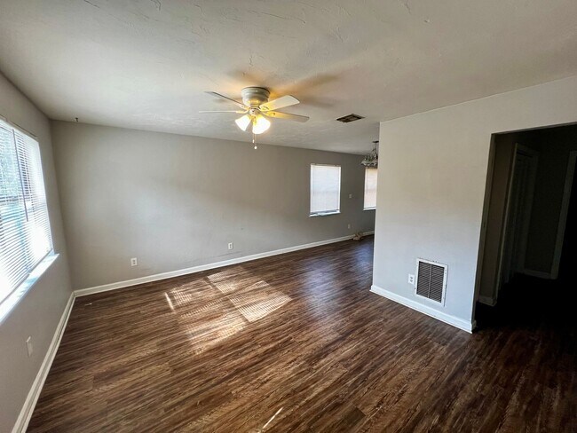 Photo - Spacious Two Bedroom- Close to FSU & TCC House