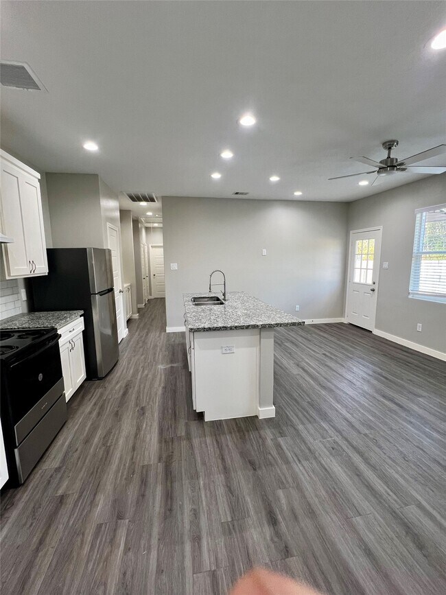 Photo - 9811 Leath St