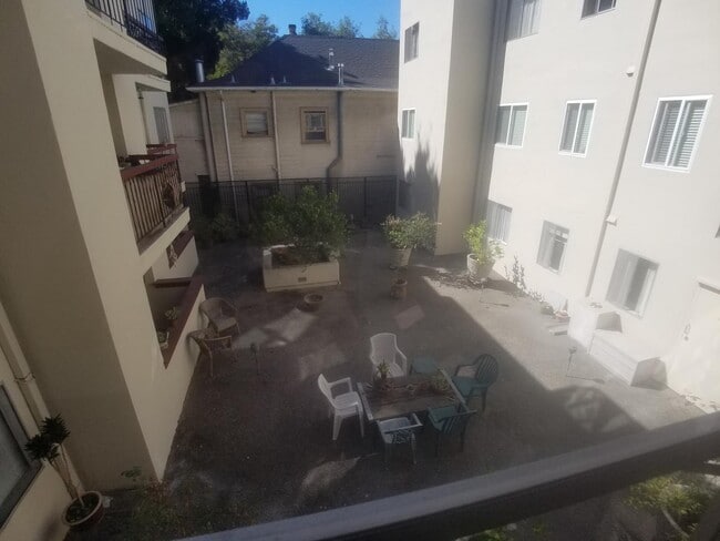 Photo - Excellent Adams Point location FREE parking!