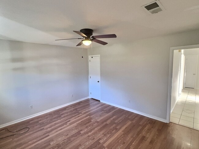 Photo - 302 Hunter Dr