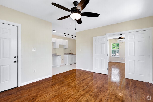 Building Photo - 834 W Russell Pl Rental