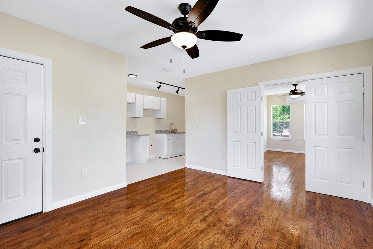 Photo - 834 W Russell Pl (San Antonio, TX)