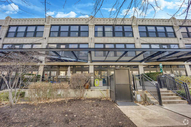 Building Photo - 1001 W 15th St Unit 335 Rental