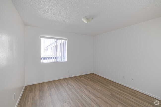 2BR, 1BA - 850SF - Bedroom