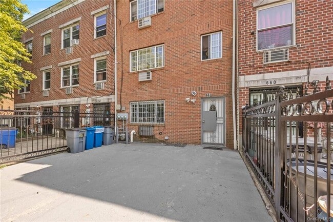 Photo - 662 Crotona Pl