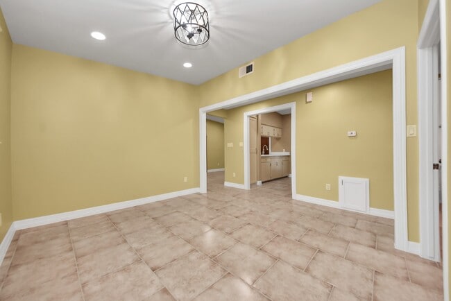 Building Photo - 5326 Heatherbrook Dr