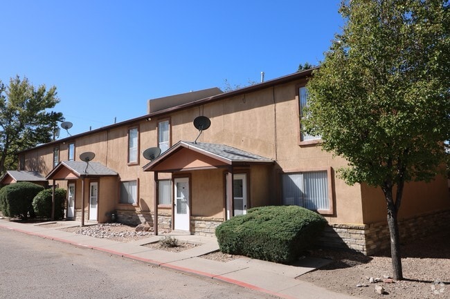 Villa Del Este Apartments, 12008 Phoenix Ave NE, Albuquerque, NM 87122 - Chelwood Rental