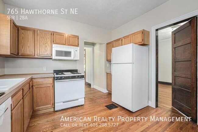 Photo - 765 Hawthorne St NE