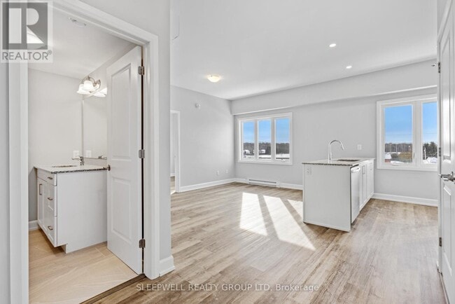 Photo - 979 N Russell Rd Unité 305