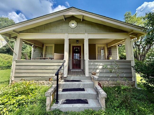 Building Photo - 2 Bedroom Home Available August 2026
