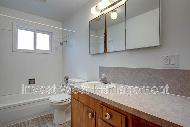 Photo - 8903 NE 36th St