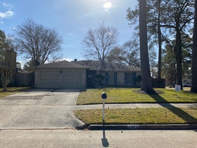 Building Photo - Lovely well cared for home on an extensive...