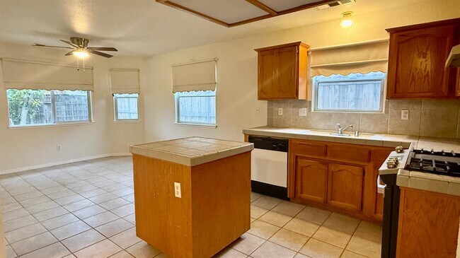 Photo - 945 Don Medico Dr