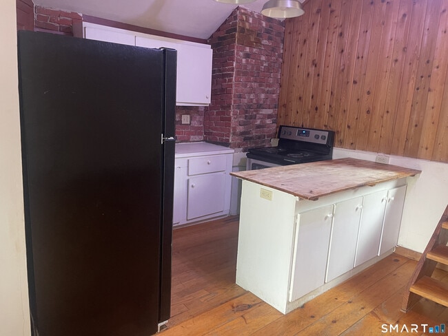 Photo - 1633 Main St N