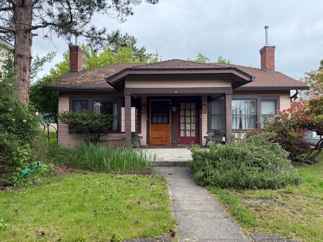 Building Photo - Charming, One bedroom duplex in Prime Ashland location | Available Now! Unit 109 Fourth St