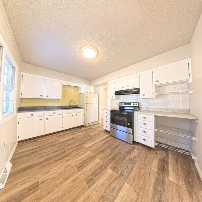 Photo - Spacious 3 Bedroom 1 bathroom Ranch located on the South Side