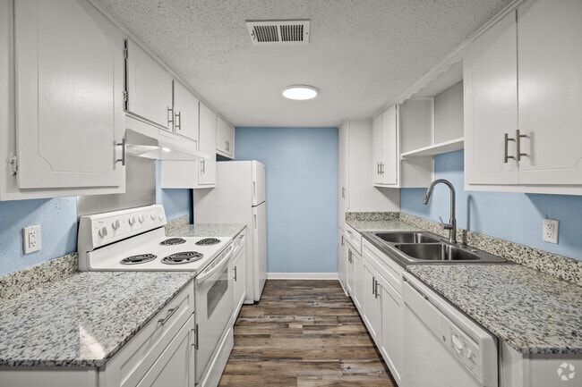 2BR, 1BA - 870SF - Kitchen
