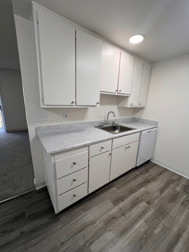 1x1 Upstsairs - Pacific Oaks Apartments