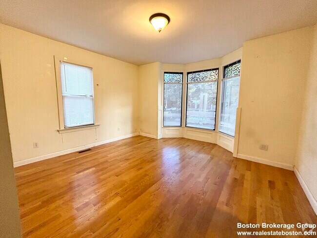 Building Photo - 1568 Tremont St Unit 1 Rental