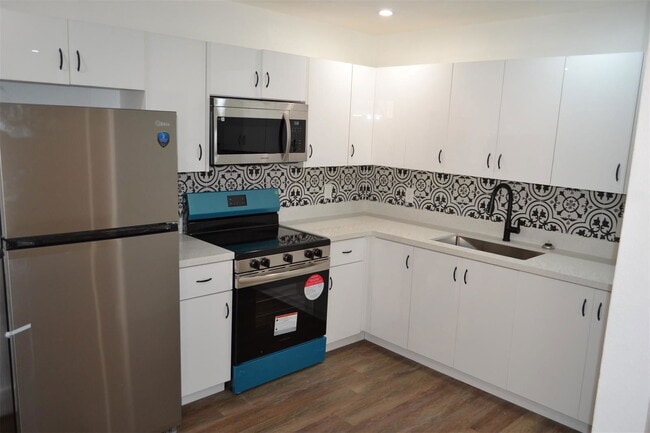 Building Photo - 920 NW 8th Ave Unit 3a