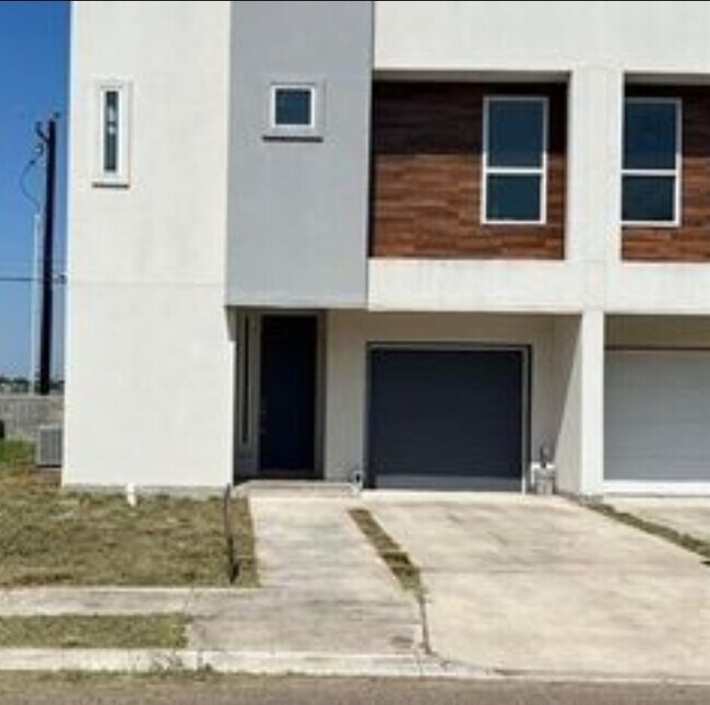 Building Photo - 1626 W B St Rental