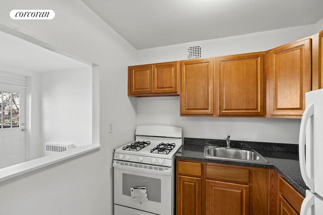 Photo - 201 Ravine Ave