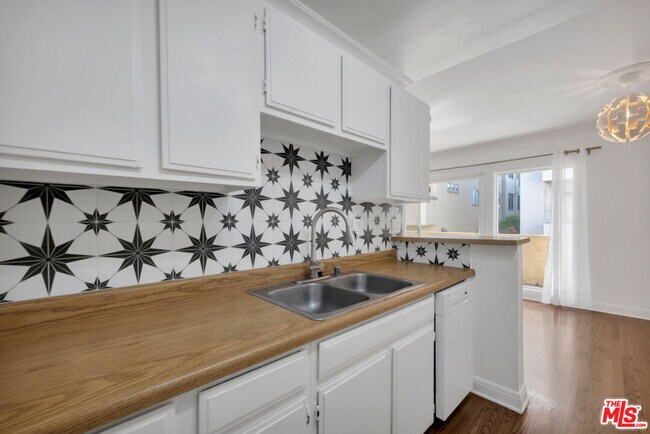 Building Photo - 1020 Granville Ave Unit 205 Rental