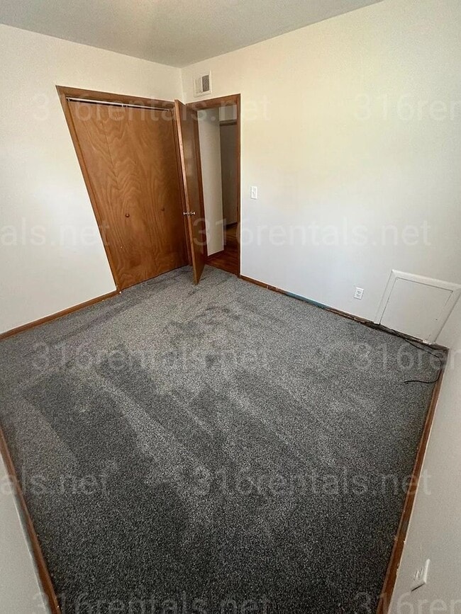 Photo - $1,025 - 4 bedroom / 1 bathroom - Single F...