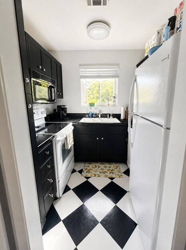 Photo - 2 bedroom 2.5 bath in College Town!! Walk to stadium! Available August 2026