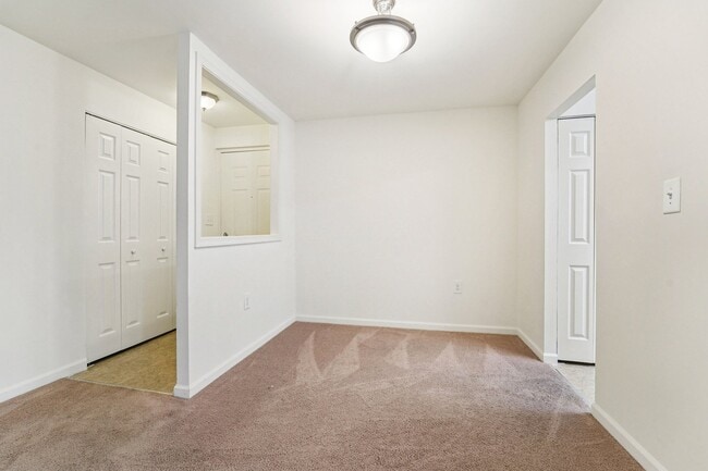 1 habitación, 1 baño - 692 pies cuadrados - Comedor y vestíbulo