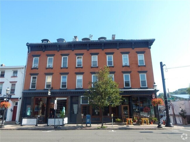 Building Photo - 49 Main St Unit 1R Rental