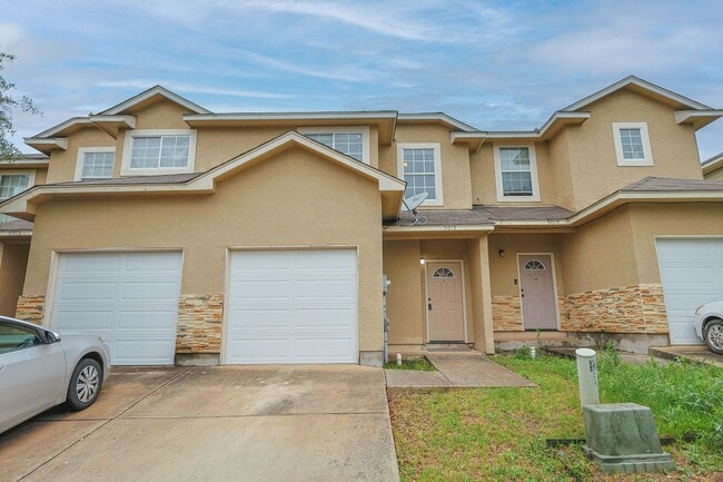 Building Photo - 3 Bed 2.5 Townhome near Bandera & I-410