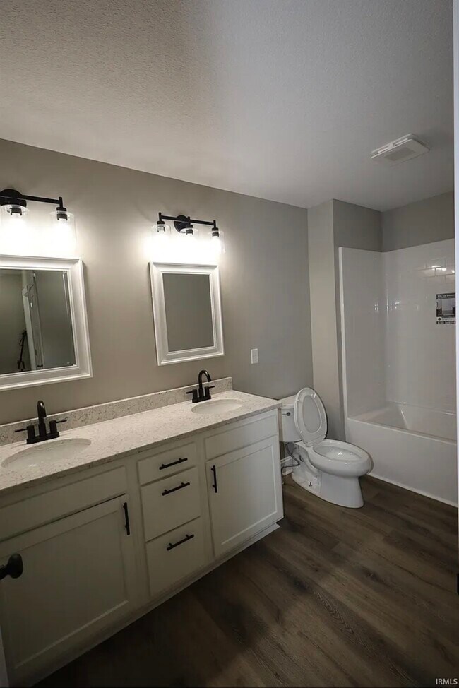 Full Bathroom - 2190 Barr St Unit 2190 Barr Street